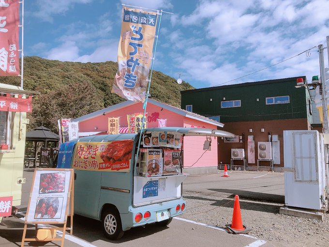 各所、キッチンカーで肉巻きおにぎりと肉巻きおにぎりチーズを販売。
